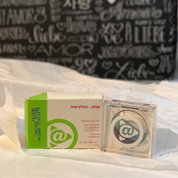 🎉RARE🎉 MARY KAY AT PLAY BAKED TRIO EYE SHADOW IN ELECTRIC SPRING - Picture 2 of 3